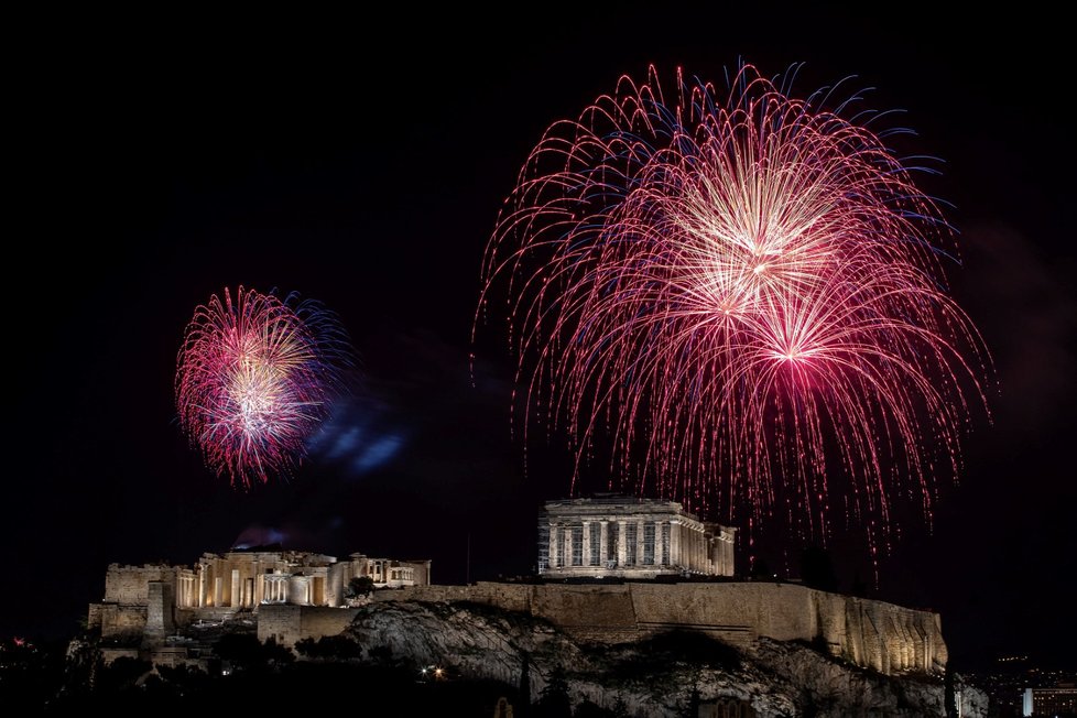 V Řecku odpálili ohňostroj chrámem Parthenon na vrcholu kopce Akropole. I Řecko trápí koronavirová krize.