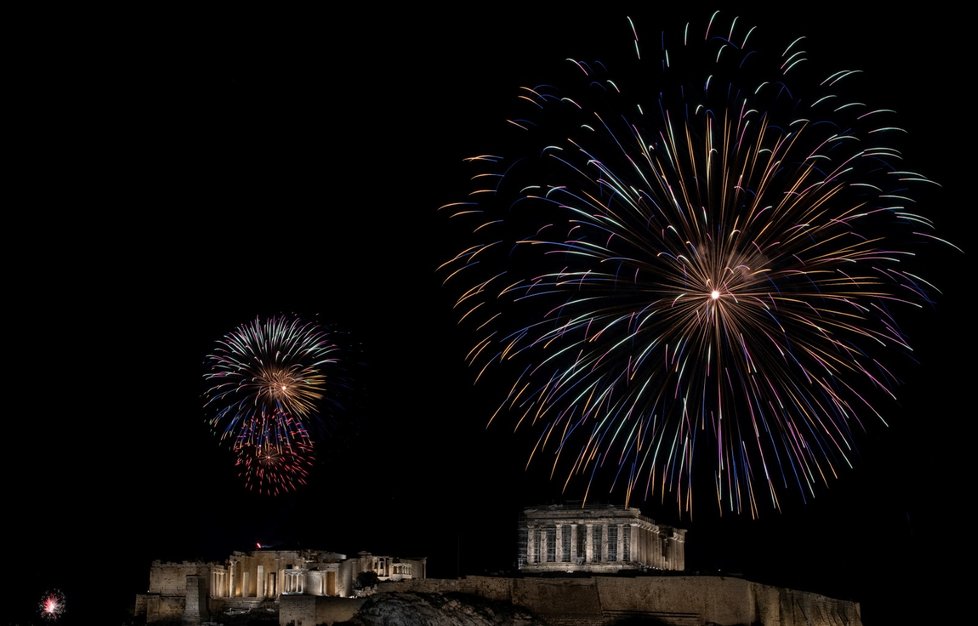 V Řecku odpálili ohňostroj nad chrámem Parthenon na vrcholu kopce Akropole. I Řecko trápí koronavirová krize.