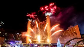 Velkolepý novoroční ohňostroj v Torontu (1. 1. 2020)