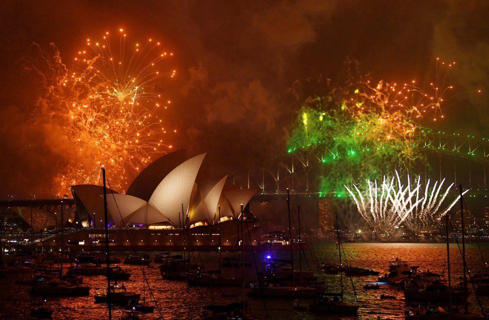 Velkolepý ohňostroj v australském Sydney proběhl oproti tomu bez problémů.