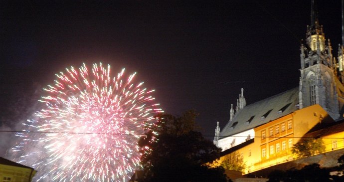 Paráda: ohňostroj odpálený ze Špilberku osvětluje katedrálu na Petrově.