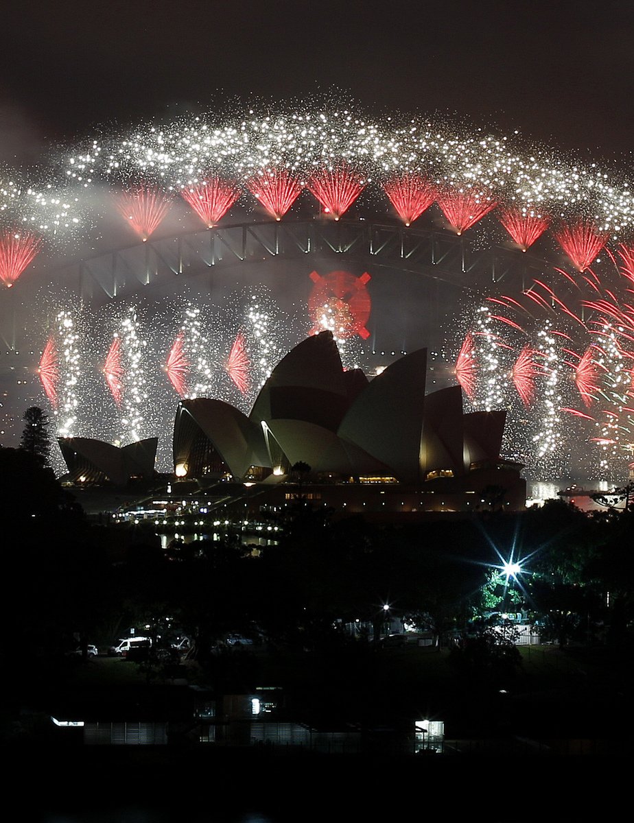 Nádherně vybarvená ohňostrojová show na mostem Harbour Bridge v Sydney