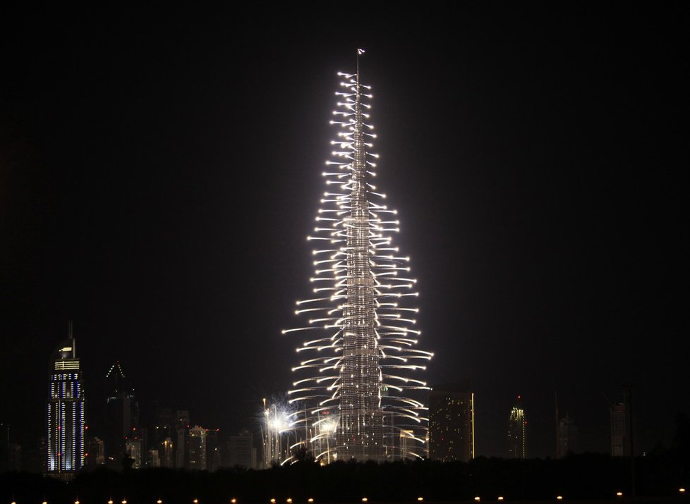 Oslavy příchodu nového roku v Dubaji. Ohňostroj na jednom z nejvyšších mrakodrapů světa Burdž Chalífa