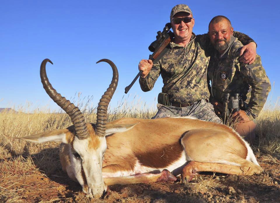 Bývalý ruský chirurg vydělává miliony na lovu ohrožených druhů v Jižní Africe.