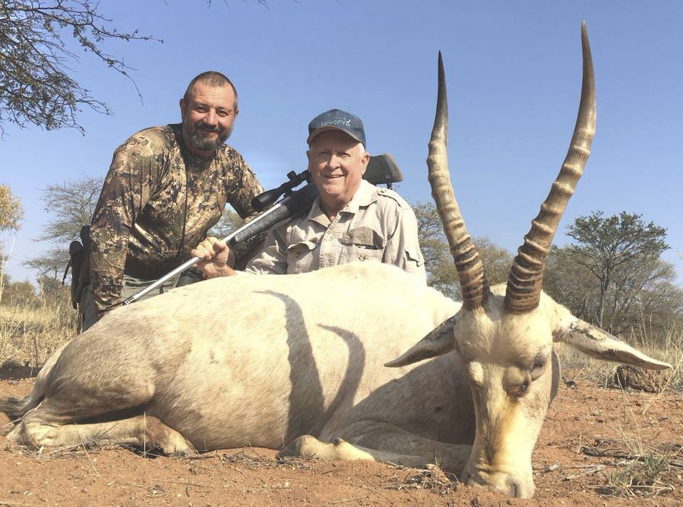 Bývalý ruský chirurg vydělává miliony na lovu ohrožených druhů v Jižní Africe.