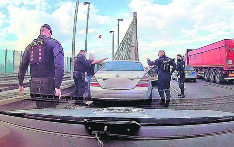Mladíkovu »hru« ukončili policisté na pražské Jižní spojce.