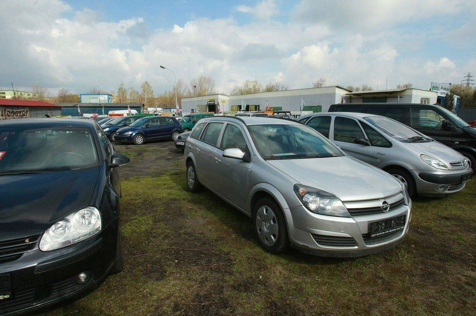 Autobazary kvůli pandemii hlásí propouštění. Urgují stát a varují před černým trhem.