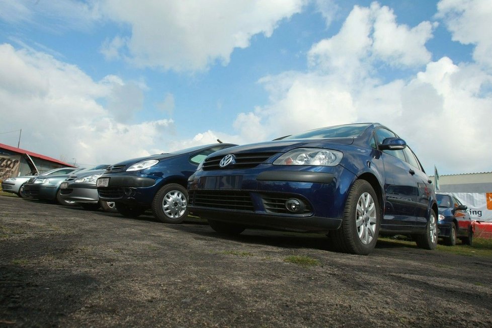 Inspektoři ČOI mají skrytou identitu používat hlavně ke kontrole autobazarů a předváděcích akcí.