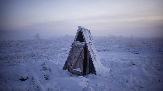 Ojmjakon leží vzdušnou čarou 5310 kilometrů severovýchodovýchodně od hlavního města Moskvy. Je označován jako pól zimy, neboť v roce 1924 zde byla výpočtem určena teplota mínus 71,2 stupňů Celsia.