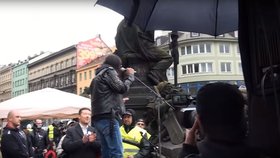 „Jestli jste někdy byl na naší demonstraci, tak já jsem tam obklopen stovkami lidí, kteří se se mnou fotí, podepisují se se mnou, já jsem absolutně nesledoval okolí,“ tvrdí Okamura.