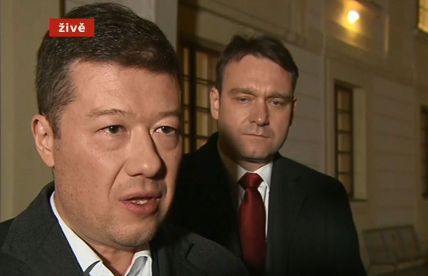 Šéf hnutí SPD Tomio Okamura (vlevo) a jeho pravá ruka Radim Fiala po schůzce na Hradě