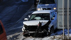 Několik minut po Okamurově nehodě nezvládla na kritickém místě řízení řidička bílého Audi a havarovala také