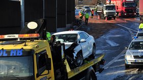 Odtahovka odváží z místa, kde boural Tomio Okamura, poničené auto řidičky, které se stala ledovka na dálnici D1 osudná také