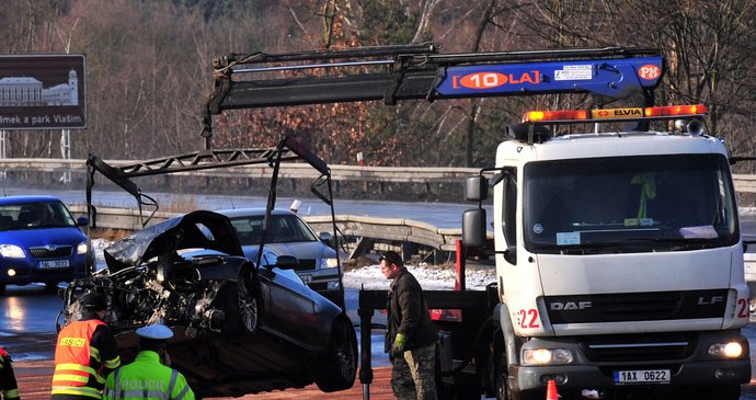 Zásahovka odklízí zničené luxusní auto Tomia Okamury