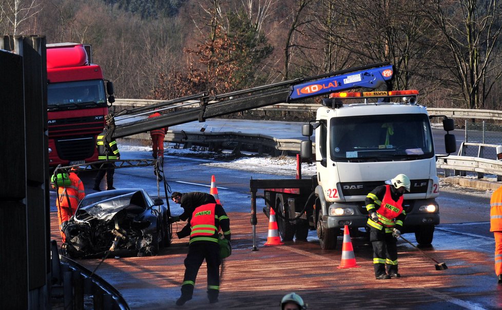 Luxusní Aston Martin zničen. Auto přitom Okamuru stálo 3,6 milionu Kč.