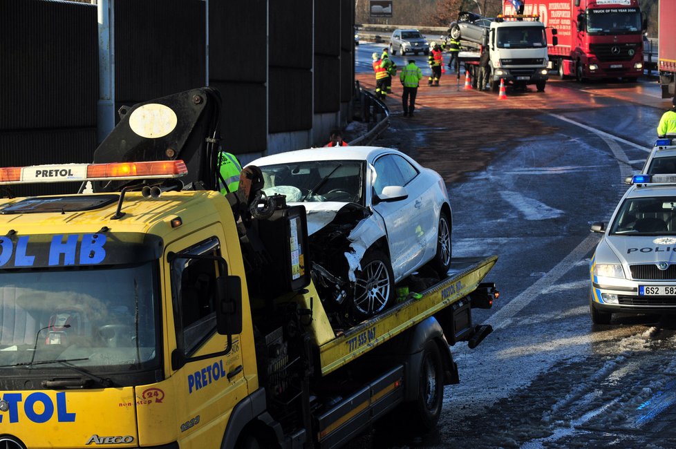 Odtahovka odváží z místa, kde boural Tomio Okamura, poničené auto řidičky, které se stala ledovka na dálnici D1 osudná také.