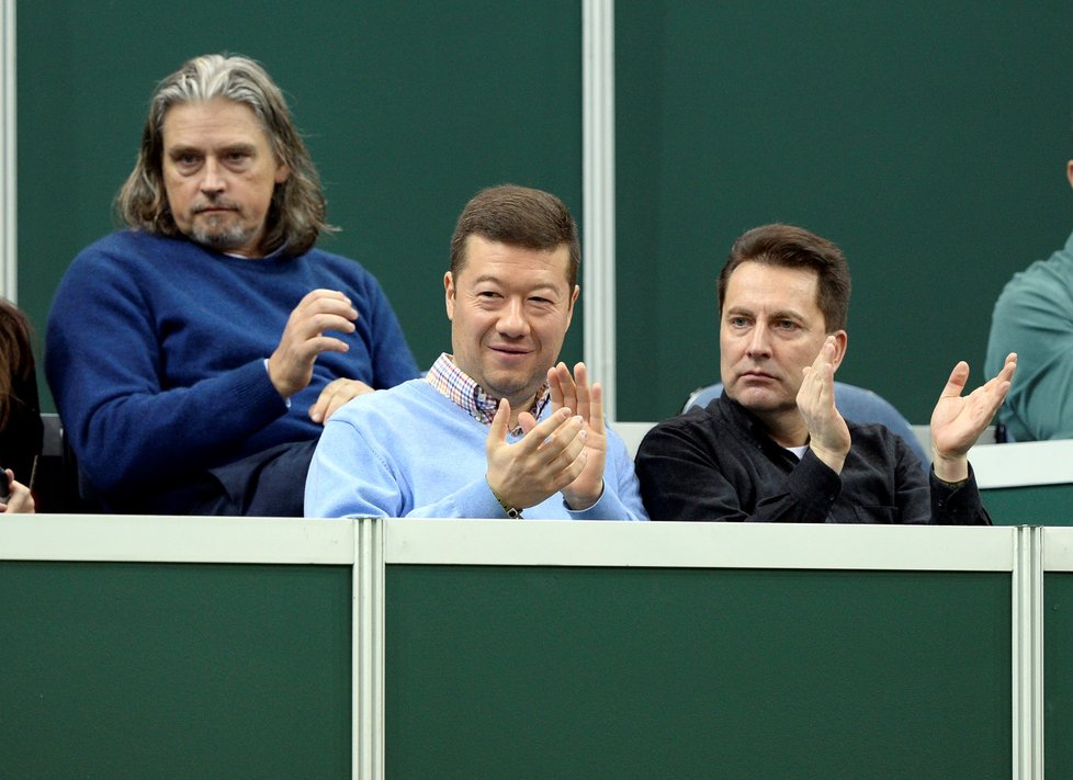 Únorový zápas Fed Cupu sledovali nedaleko od sebe šéf SPD Tomio Okamura a miliardář David Beran.  Po Okamurově levici jeho dlouholetý kamarád Otto Ledvinka.