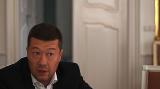 Babiš vykázal příjmy, vydělal 184 milionů. Okamura méně jak desetinu