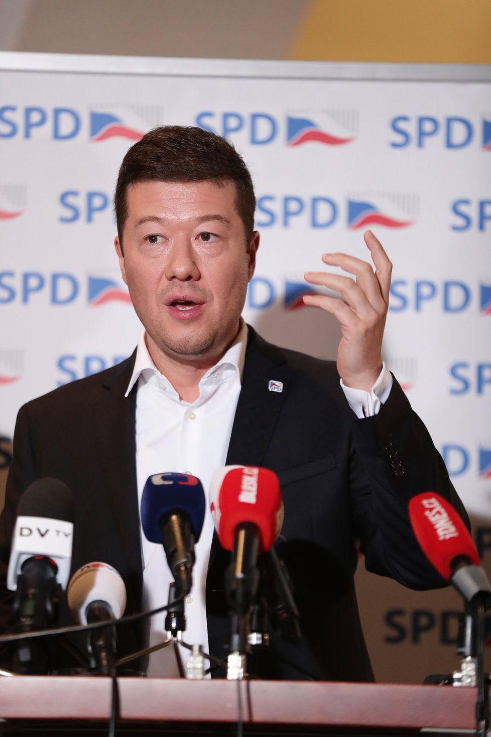 Předseda SPD Tomio Okamura čelil kvůli svým výrokům o táboru v Letech silné kritice.