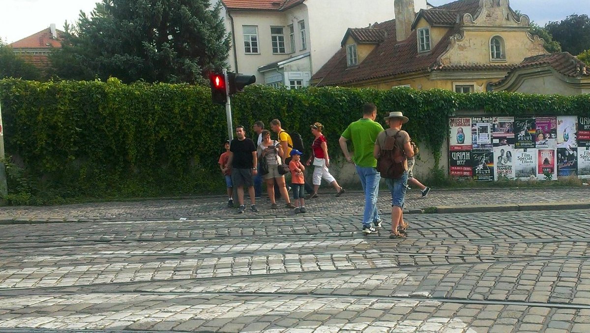 Okamura s kolegou přecházejí ulici na červenou.