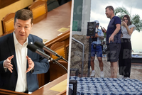 Šéf SPD Okamura a bruneta ze Singapuru: Před časem líbačka, teď zapíračka?