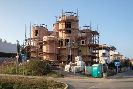 Vila Tomia Okamury za 20 miliónů se staví již 4 roky. Stále jsou hotovy jen obvodové zdi.