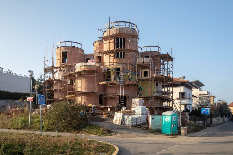 Vila Tomia Okamury za 20 milionů se staví již 4 roky. Stále jsou hotovy jen obvodové zdi.