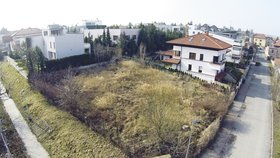 Pozemek v luxusní čtvrti Prahy, kde bude stát Okamurův dům.