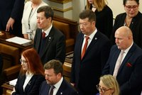 ONLINE: Poslanci mají za sebou první schůzi. Babiš a spol. složili slib, Okamurové bok po boku