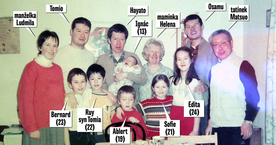 Rodina Okamurových. Nejstarší z bratrů - Hayato chce být poslancem za KDU - ČSL. Tomio už poslancem je.