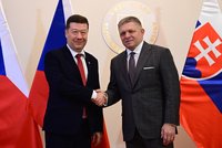 Okamurova premiéra v zahraničí: Vřelé uvítání u Fica i Pellegriniho! Co na to expert?