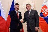 Okamurova premiéra v zahraničí: Vřelé uvítání u Fica i Pellegriniho! Co na to expert?