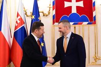 Okamurova premiéra v zahraničí: Vřelé rukotřasy s Ficem a Pellegrinim! Co na ně expert?