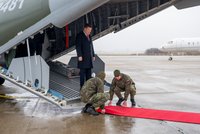 Sněmovní cestovka pokračuje? Okamura letěl za statisíce vojenským letounem, Pekarová si rýpla