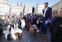 Okamura vystoupal na schůdky a volal: „Vláda je zločinná, zradila národ“