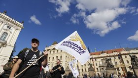 Zhruba 600 lidí v pondělí přišlo na demonstraci proti imigraci a proti vládě.