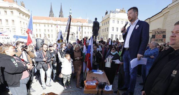 Okamura vystoupal na schůdky a volal: „Vláda je zločinná, zradila národ“