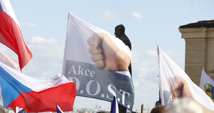 Zhruba 600 lidí v pondělí přišlo na demonstraci proti imigraci a proti vládě.