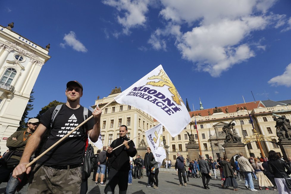 Zhruba 600 lidí v pondělí přišlo na demonstraci proti imigraci a proti vládě.