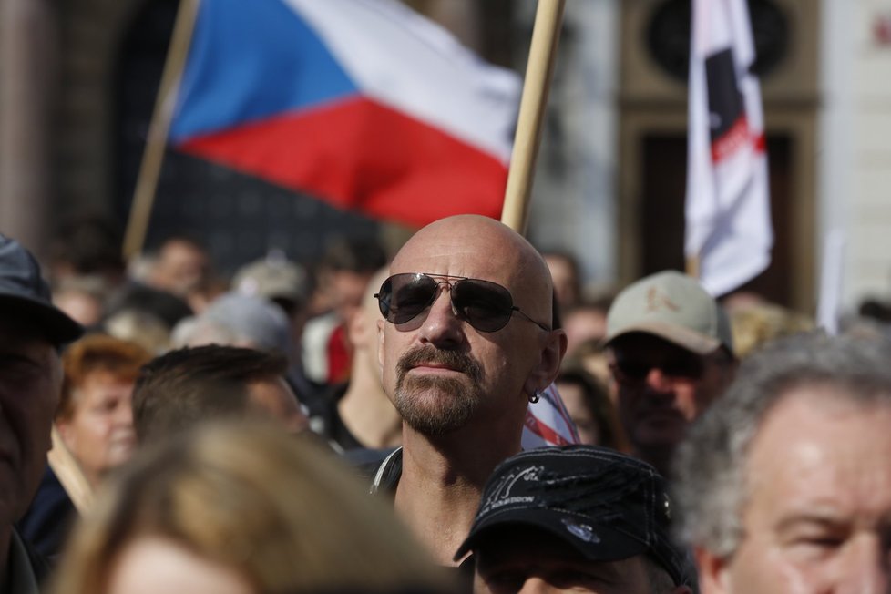 Zhruba 600 lidí v pondělí přišlo na demonstraci proti imigraci a proti vládě.