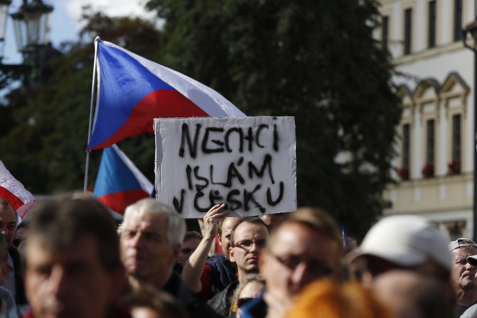 Protiislámská demonstrace Okamurovců na Hradčanském náměstí