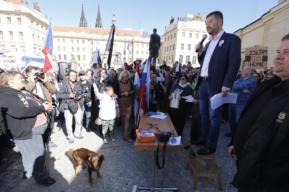 Okamura 28. září 2015 na demonstraci proti imigraci a proti vládě.