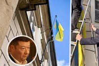 První Okamurův krok v čele Sněmovny: Sundal z ní ukrajinskou vlajku