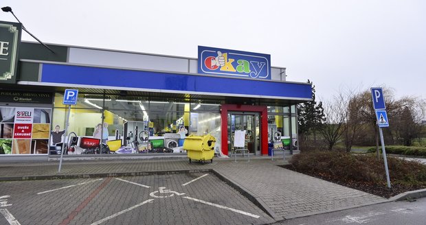 Prodejce elektroniky Okay je v úpadku.