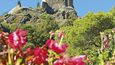 Krásným pozůstatkem odporu katarů jsou čtyři hrady v obci Lastrous asi 10 km  od Carcassonne.