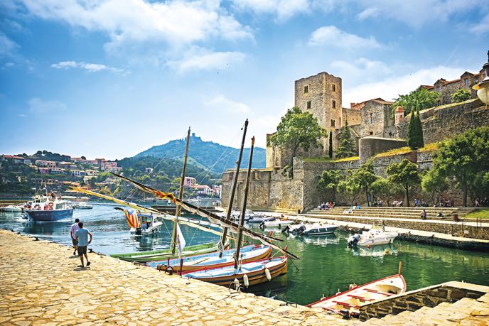 Rybářská vesnice Collioure s letním královským hradem a dvěma pevnostmi v přístavu