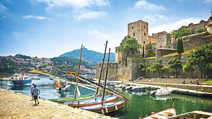 Rybářská vesnice Collioure s letním královským hradem a dvěma pevnostmi v přístavu