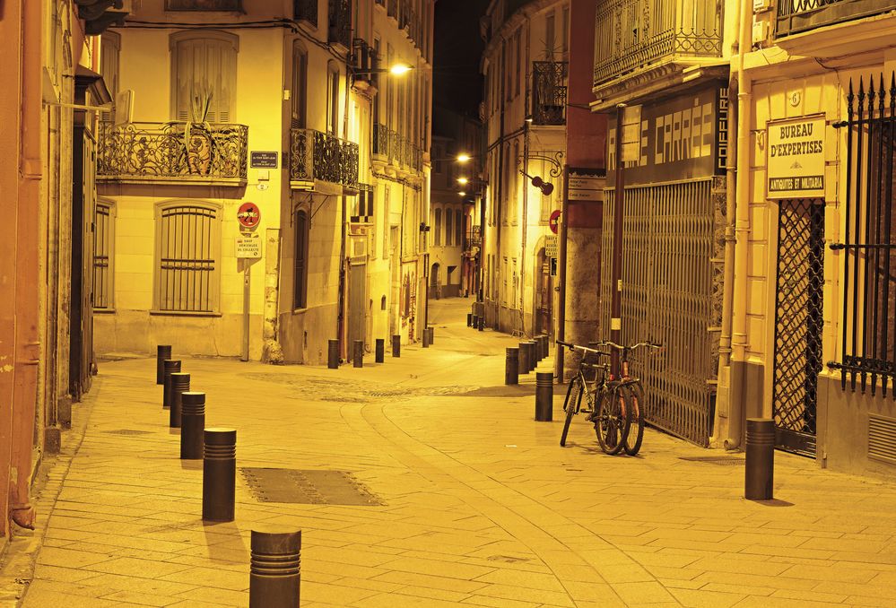 Úzké uličky Perpignanu v noci vyzařují nádherně klidnou atmosféru