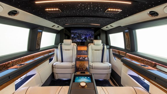 Luxusní Mercedes třídy V&nbsp;má po úpravě kávovar i ledničku na šampaňské