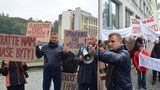 Naštvaní nájemníci bytů OKD v ulicích: Demonstranty vedl miliardář!